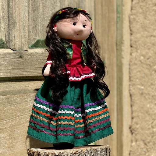 عروسک  مهربان دختر با لباس سنتی