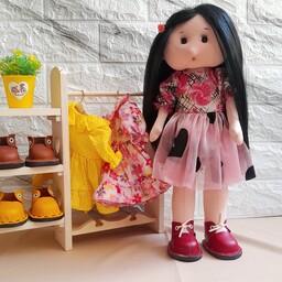 عروسک مهربان دختر با موی  صاف و لباس تم قرمز یا صورتی و دامن تور