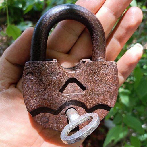 قفل قدیمی فولادی کاملا سالم و قابل استفاده دو قفله خاص و کمیاب