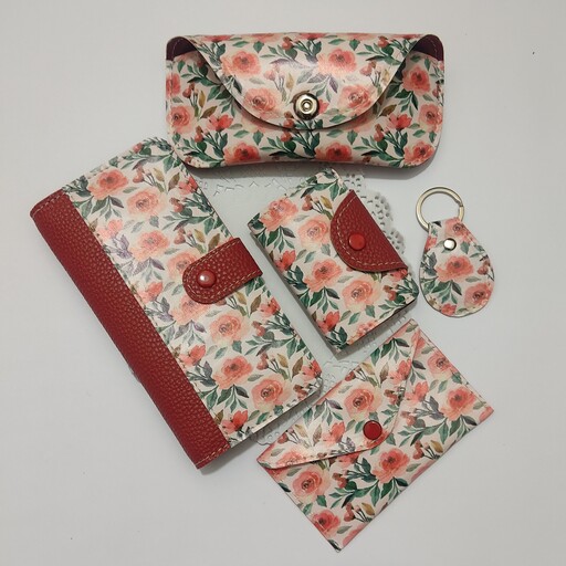 ست کیف پول، کیف کارت، کیف دستمال ، کیف عینک و سرکلیدی گل گلی قرمز با چرم مصنوعی فانتزی