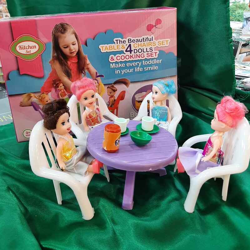 مجموعه وسایل خاله بازی به همراه چهار صندلی یک میز چهار عروسک گاز قابلمه و دیگر وسایل آشپزی