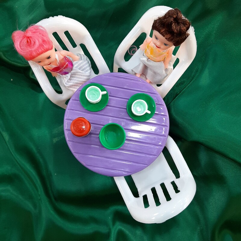 مجموعه وسایل خاله بازی به همراه چهار صندلی یک میز چهار عروسک گاز قابلمه و دیگر وسایل آشپزی