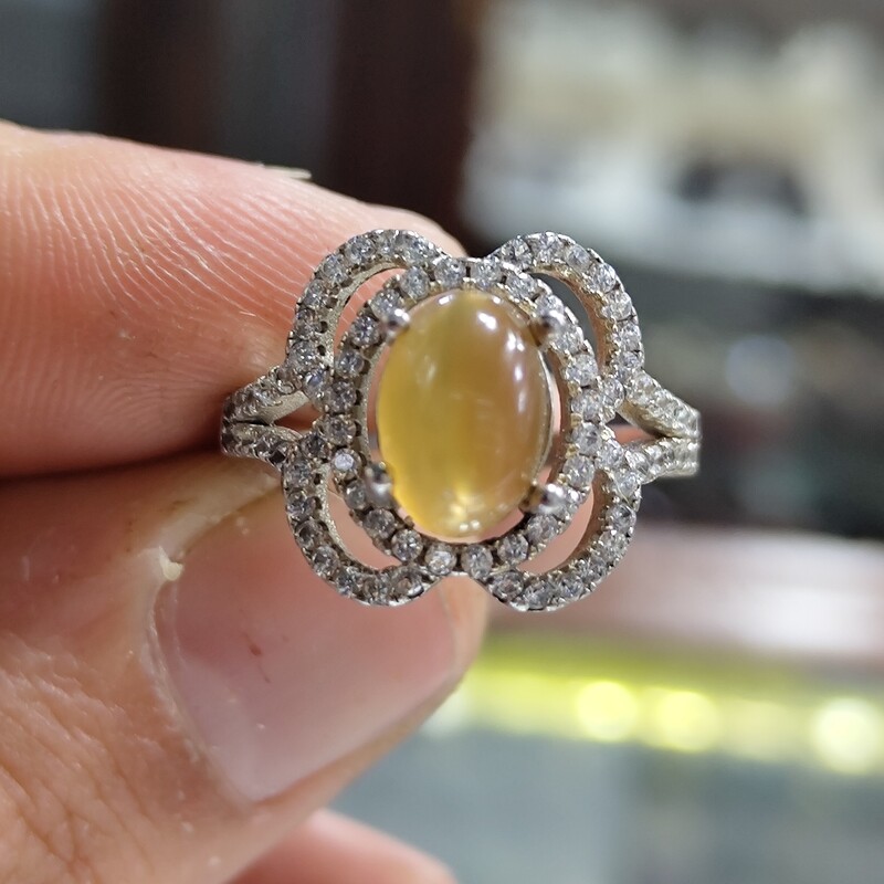 انگشتر زنانه یاقوت زرد معدنی طبیعی با رکاب نقره عیار 925 مخراج کاری شده الماس روس 