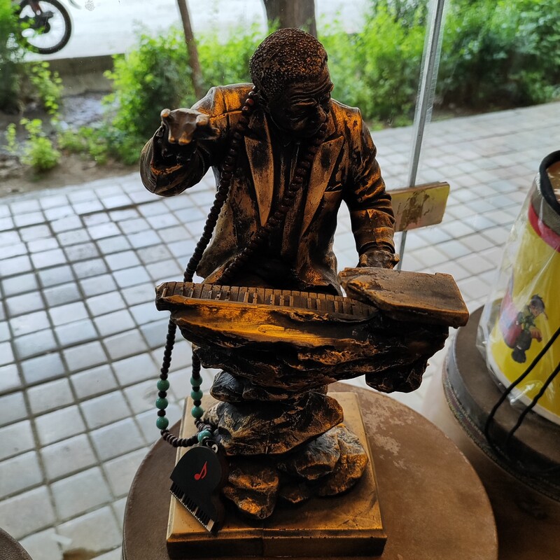 مجسمه مرد پیانیست