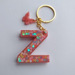 جاکلیدی و آویز حرف Z رزینی دستساز  رنگ هلویی همراه با قلب های رنگی