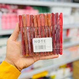 رژلب مدادی از برند ، نوت Note   ویژگی های رژلب مدادی نوت  دارای 12 رنگ   رنگ های متنوع و زیبا   پیگمنت دهی بالا  