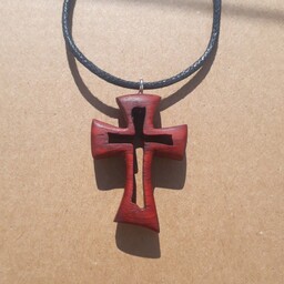 گردنبند چوبی صلیب توخالی طرح خاص با چوب عناب