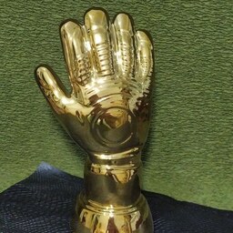 تندیس ومجسمه دستکش طلا( سرامیکی)