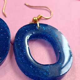 گوشواره رزینی زنانه ( دستساز ترکیبی از رزین و رنگ آبی همراه با اکلیل قابل شستشو جنس زنجیر چرم با طول قابل تغییر)