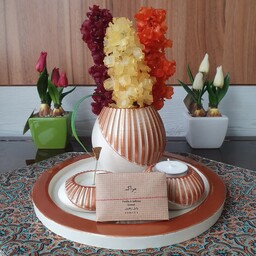 گلدان دکوری شیار دار به همراه جاوارمری، جاعودی و سینی گرد جنس سنگ مصنوعی رنگ سفید- مسی و  یک بسته عود دستساز طبیعی