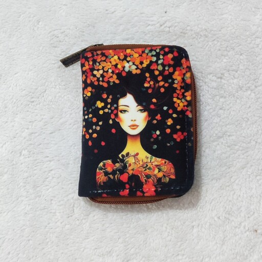 کیف کارت دور زیپ مخمل کوبیده دختر با موی مشکی و برگ و گل پاییزی بر روی موهاش