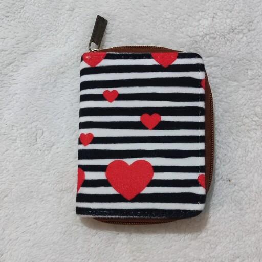 کیف کارت دور زیپ مخمل کوبیده طرح قلب های قرمز  با خط های موازی سیاه و سفید
