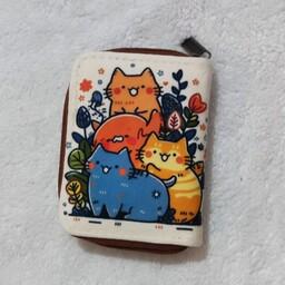 کیف کارت دور زیپ مخمل کوبیده طرح گربه های تپل زرد و نارنجی و آبی بین گیاهان