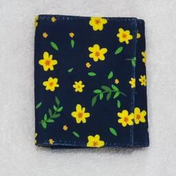 کیف پول سه لت دکمه دار مخمل کوبیده طرح گل های زرد و برگ با پس زمینه سورمه ای