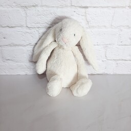 عروسک پولیشی خرگوش جلی کت.سفید برفی با خز ابریشمی فوق العاده نرم.داخلش شن داره،قابل شستشو ست.بسیار باکیفیت و زیبا