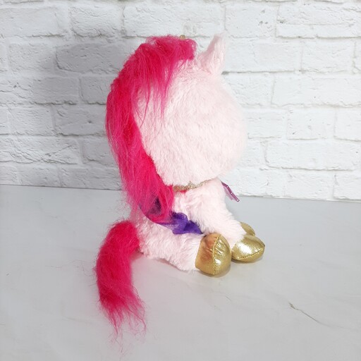عروسک پولیشی گربه تک شاخی فوق العاده زیبا و با کیفیت.اجزای صورتش با نخ های ابریشمی گلدوزی شده، مدلش نشسته است.قابل شستشو