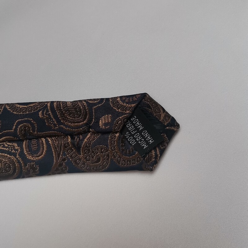 ست کراوات دست دوز، زمینه سورمه ای با بته جقه قهوه ای و دستمال جیبی با کد تخفیف 25000 تومانی 
