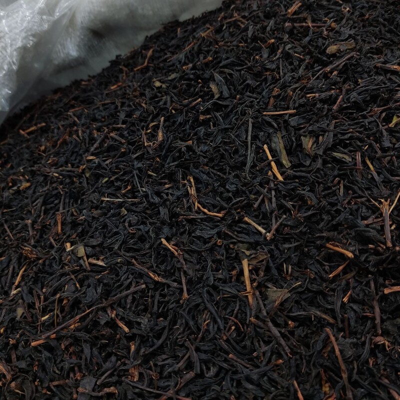 چای قلم ساقه دار درجه یک بهاره لاهیجان کاملا ارگانیک و طبیعی محصول 1403 کارخانه چایسازی بهره بر بسته بندی نیم کیلو گرمی