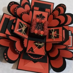 جعبه سوپرایز سه لایه با 12 آیتم متفاوت قرمز مشکی هدیه ای خاص و شیک