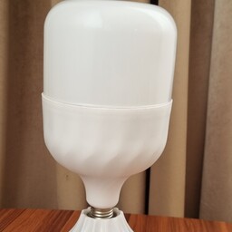 لامپ ال ای دی 60 وات بدون رنگ نور سفید مهتابی جعبه با18 ماه گارانتی کیفیت ساخت عالی نور بسیار خوب کف قیمت با لومن واقعی