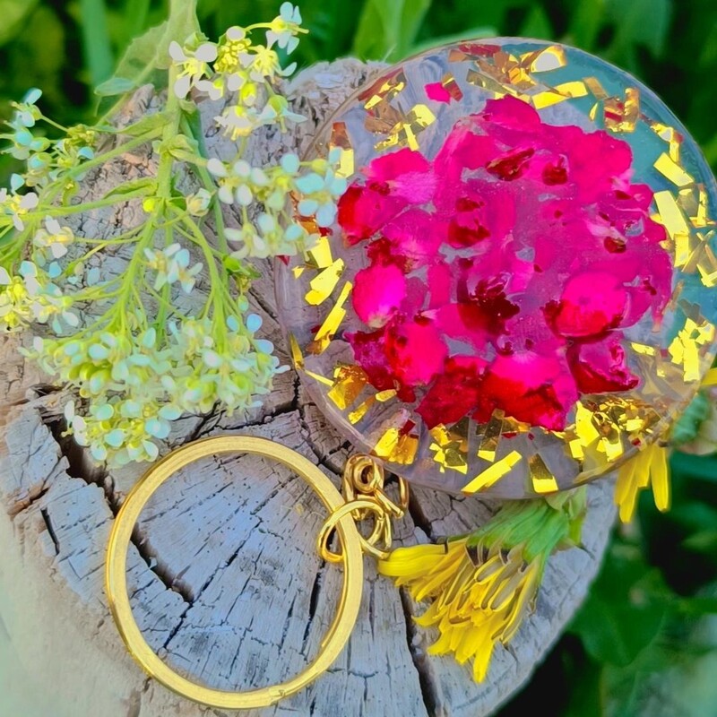 دسته کلید رزینی تزیین شده با گل خشک و افکت طلایی