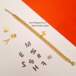 دستبند کارتیر رنگ ثابت طلایی با حروف استیل یا دستبند زنانه حروف کارتیه (حروف  SFR Hموجود است) 