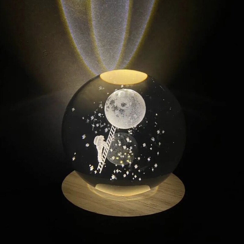 چراغ خواب مدل گوی کریستال طرح  فضانورد و ماه و نردبان