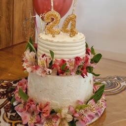 کیک تولدخانگی  دوطبقه و با خامه و تزیین گل طبیعی 