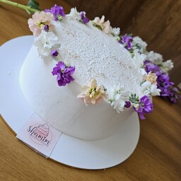 کیک  تولد و سالگرد ازدواج بهار خامه ای 2کیلو با تزیین گل طبیعی 