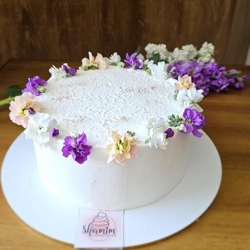 کیک  تولد و سالگرد ازدواج بهار خامه ای 2کیلو با تزیین گل طبیعی 
