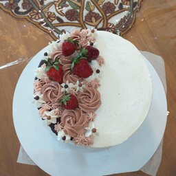 کیک تولد خامه ای با شکلات و توت فرنگی