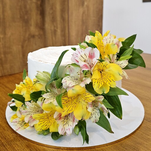کیک خامه ای خانگی با تزیین گل طبیعی زرد
