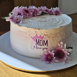 کیک تولد صورتی  با تزیین گل با طعم شکلات