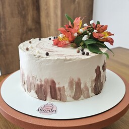 کیک تولد نسکافه ای با تزیین گل طبیعی 