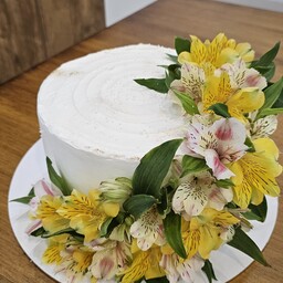 کیک خامه ای خانگی با تزیین گل طبیعی زرد