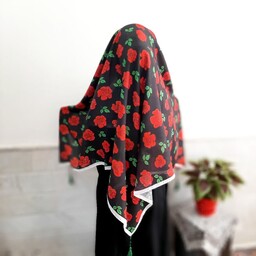 روسری نخ اسلپ قواره 140 منگوله دار زمینه مشکی با گلهای قرمز