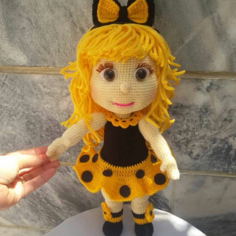 عروسک دختر زنبوری بافتنی