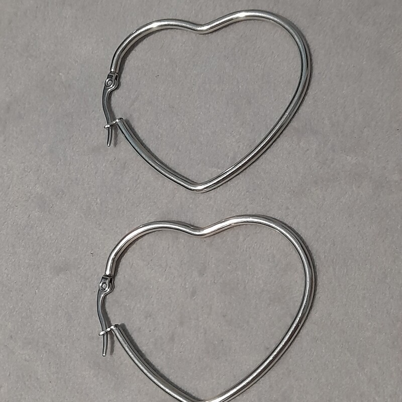 گوشواره حلقه ای قلبی رنگ نقره ای  استیل رنگ ثابت فقط سایز 4.5 و 6.5  