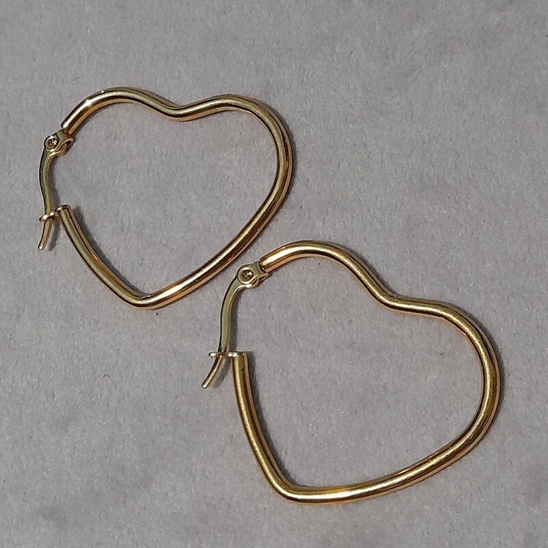 گوشواره قلبی طلایی استیل رنگ ثابت سایز 5.5 ، 4.5 ، 3.5 و 2.5 موجود است 