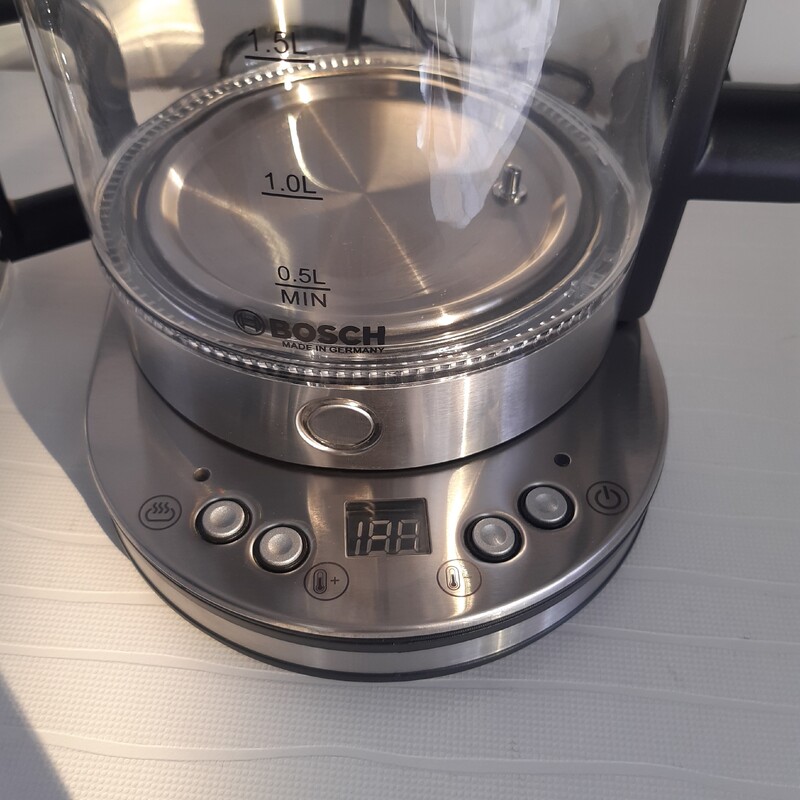چایساز  روهمی استیل شیشه ای بوش درجه 1 دکمه ای مدل  BK2821S این محصول در ویترین بوده است و کمی استیل قوری زنگ زده است 