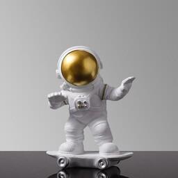 مجسمه مدل فضانورد اسکیت سوار ( ارسال رایگان )