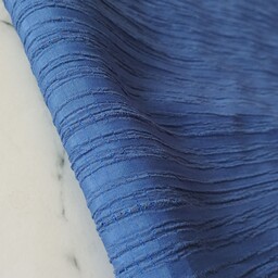 پارچه ی دلتا کراش جنس خوب عرض 140 تک رنگ رنگ آبی قیمت به ازای نیم متر 