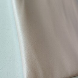 پارچه ی ساتن آمریکایی عرض 150 جنس خوب تک رنگ رنگ کرم قیمت به ازای نیم متر 