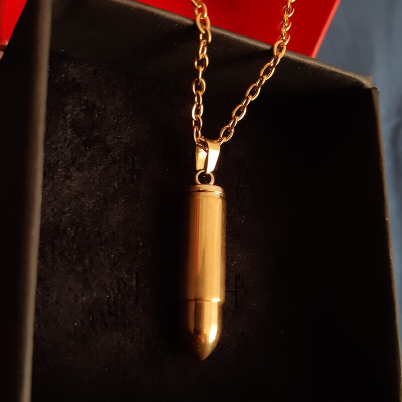 گردنبند مردانه استیل طلایی طرح فشنگ گلوله رنگ ثابت همراه با بند چرمی ارسال رایگان 