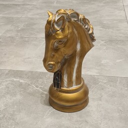 مجسمه اسب شطرنج طلایی