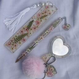 ست  زیبای خودکار ، بوکمارک و آینه با شکوفه های بهاری سفید صورتی از جنس رزین 