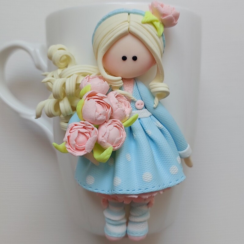 ماگ عروسکی دخترونه  با دسته گل پیونی روی ماگ خارجی کارشده
