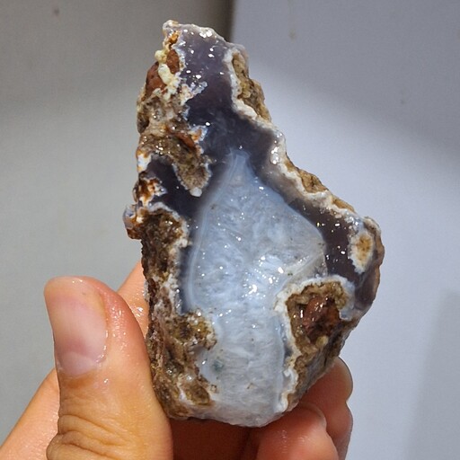 سنگ راف عقیق سلیمانی سه بعدی ژئودی برش نخورده بسیار با کیفیت صد در صد طبیعی کد 18745