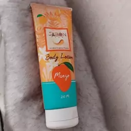 لوسیون بدن حاوی عصاره انبه ژبن پلاس  اصل ظرفیت 250 میلی لیتر لوسیون انبه خوشبو 
Jabon Pluss Mango Body Lotion 250 ml