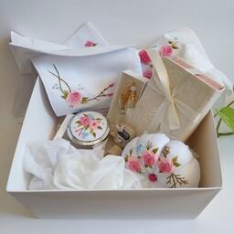 باکس عروس ست وسایل گلدوزی شده با دست رنگ سفید پک هدیه عروس گلدوزی